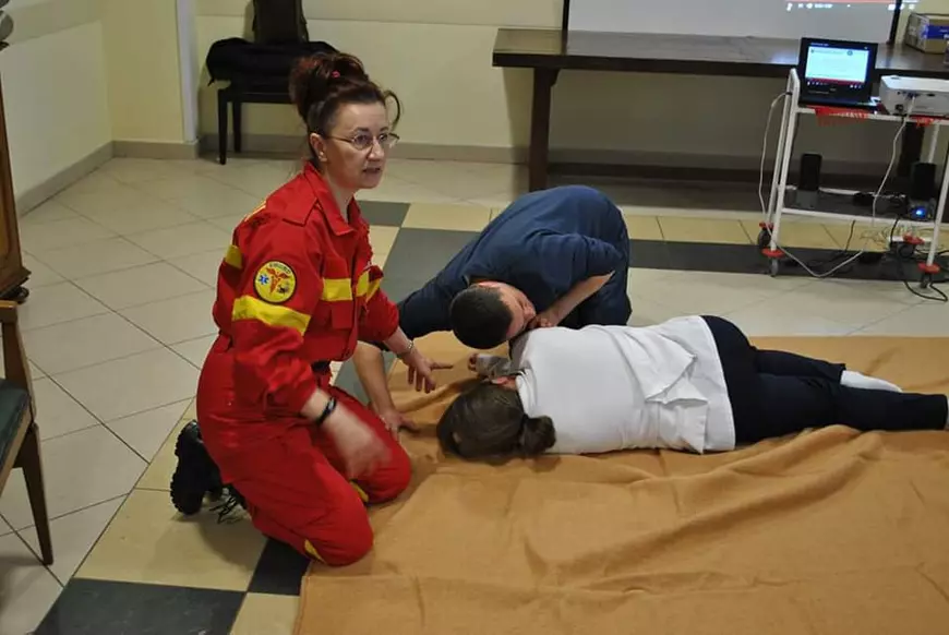 Virginia Mărăcine, la unul dintre cursurile de prim ajutor pe care le ține. Foto: Facebook