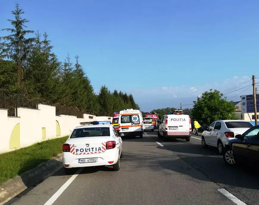 VIDEO | Accident groaznic în Vrancea. Doi oameni au murit și alți 11 au fost răniți după ce un microbuz și o mașină s-au ciocnit. A fost activat Planul Roșu