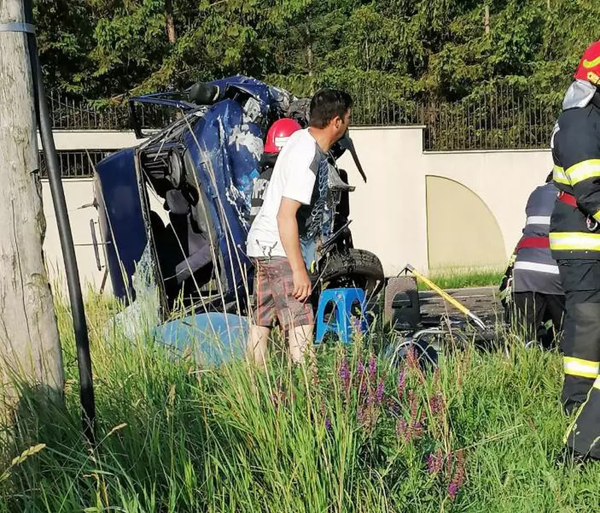 VIDEO | Accident groaznic în Vrancea. Doi oameni au murit și alți 11 au fost răniți după ce un microbuz și o mașină s-au ciocnit. A fost activat Planul Roșu