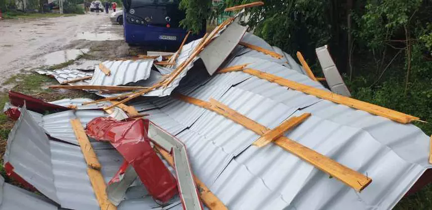 VIDEO |  Vremea a făcut prăpăd în Timiș și Caraș-Severin. Acoperișuri smulse de vânt, case distruse și străzi inundate