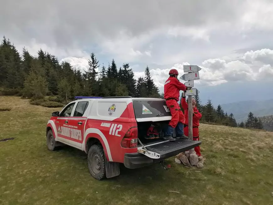 Lupta cu morile de vânt. Salvamontiștii refac singuri, în locul primăriilor, marcajele montane, pe care turiștii le vandalizează apoi. Stâlpii sunt furați de localnici și vânduți la fier vechi