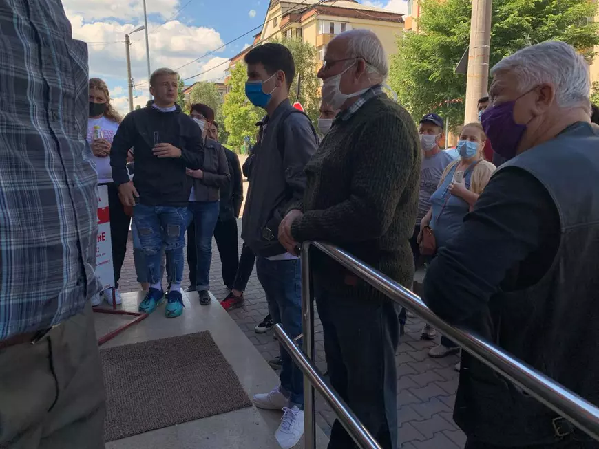 O clinică din Târgoviște, acuzată că înghesuie pacienții pe holuri și la cozi, în loc să facă programări. Reacția administratorului: “Aceste persoane au nevoie de expertiză psihiatrică”