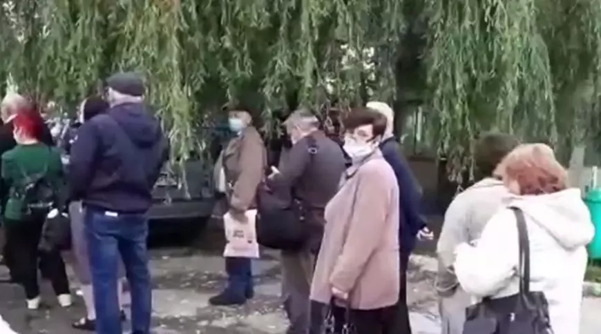 Zeci de bătrâni și de pacienți grav bolnavi, ținuți cu orele la cozi în fața spitalelor, în Vaslui și Cluj-Napoca