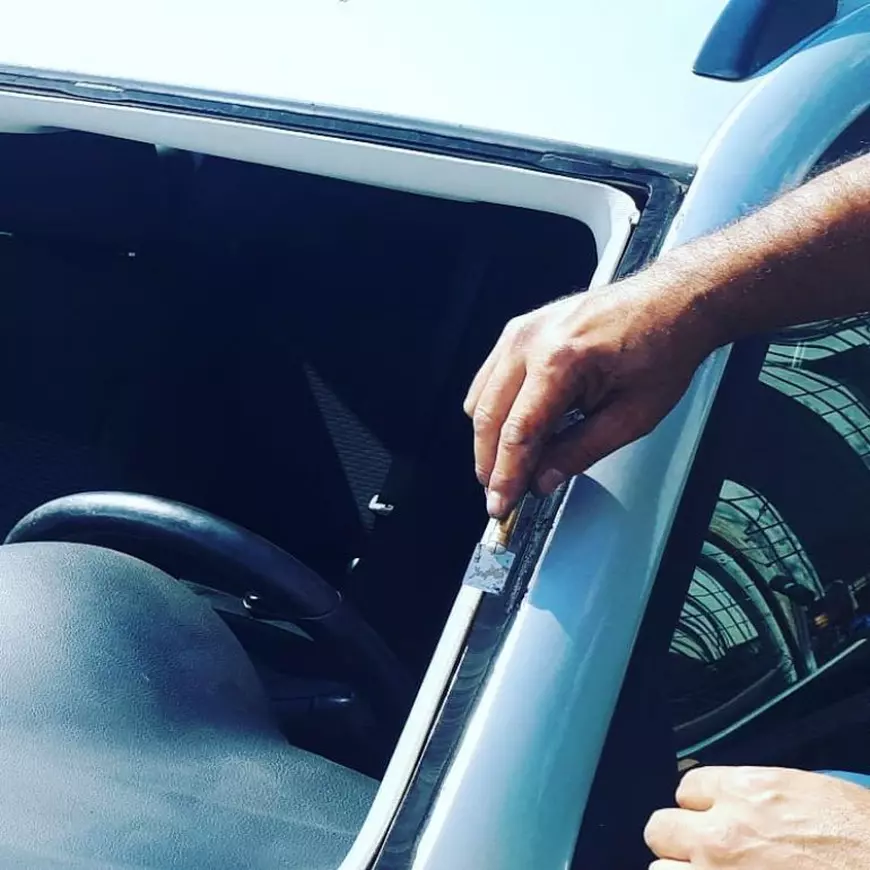 Corina Dănilă și-a găsit mașina cu parbrizul spart, în parcare. Mesajul transmis de actriță