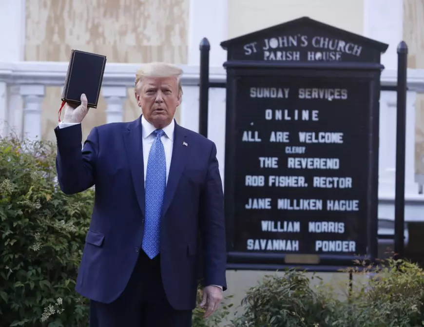 Donald Trump, în fața bisericii, cu Biblia în mână FOTO: EPA