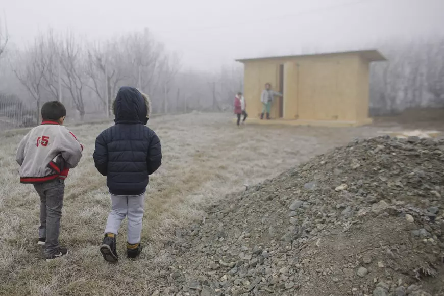 Ca să facă legale 20% dintre școli, care nu au condiții, ministrul Tătaru schimbă normele și permite fosele septice în care mor copiii!