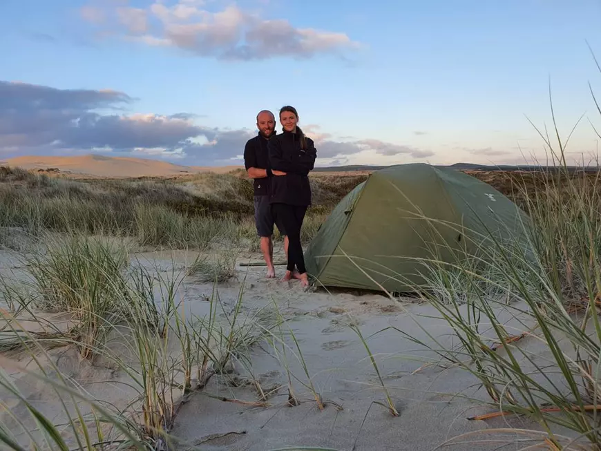 3.000 de kilometri prin deșert, junglă și plaje pustii. Doi români, blocați de pandemie în Noua Zeelandă, au decis să traverseze țara de la un capăt la altul