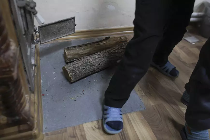 Ca să facă legale 20% dintre școli, care nu au condiții, ministrul Tătaru schimbă normele și permite fosele septice în care mor copiii!