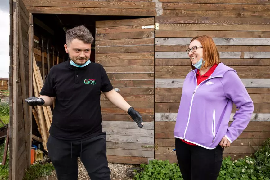 Ce i-a determinat pe doi tineri să renunțe la avocatură și să se apuce de cultivat goji: “Vin italienii, nemţii şi fac proiecte frumoase în agricultură. Românii de ce nu fac?”