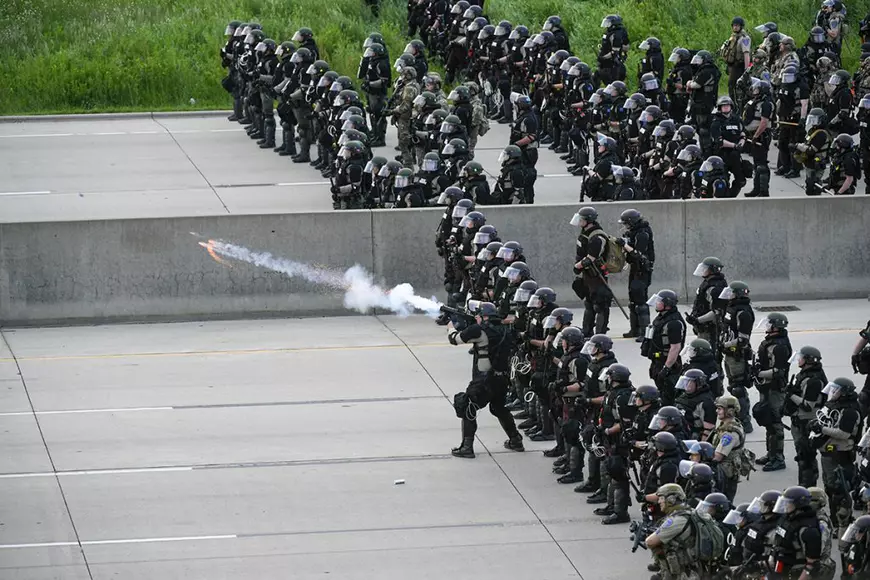 Când Digi 24 și Antena 3 vorbesc la fel, România devine țara lui Chuck Norris. Dacă bagi bani în pulane, e sigur că-ți vor ateriza pe spate