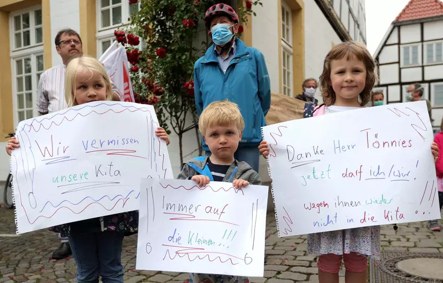 VIDEO Aglomerație în cantina unui abator din Germania, unde lucrează mulți sezonieri români și care a fost afectat de numeroase infecții cu COVID