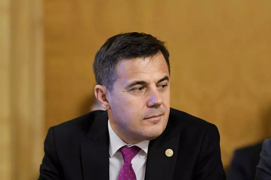 În timp ce Ion Ștefan se laudă că dă afară pilele din Ministerul Dezvoltării, un consilier al lui Orban și-a angajat aici familia