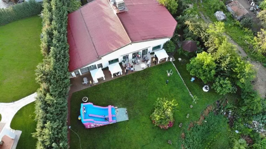 IMAGINI CU DRONA. Europarlamentarul PNL Rareș Bogdan a aniversat ziua fiicei cu 100 de oameni care au petrecut înăuntru la un restaurant din Cluj, împotriva legii!