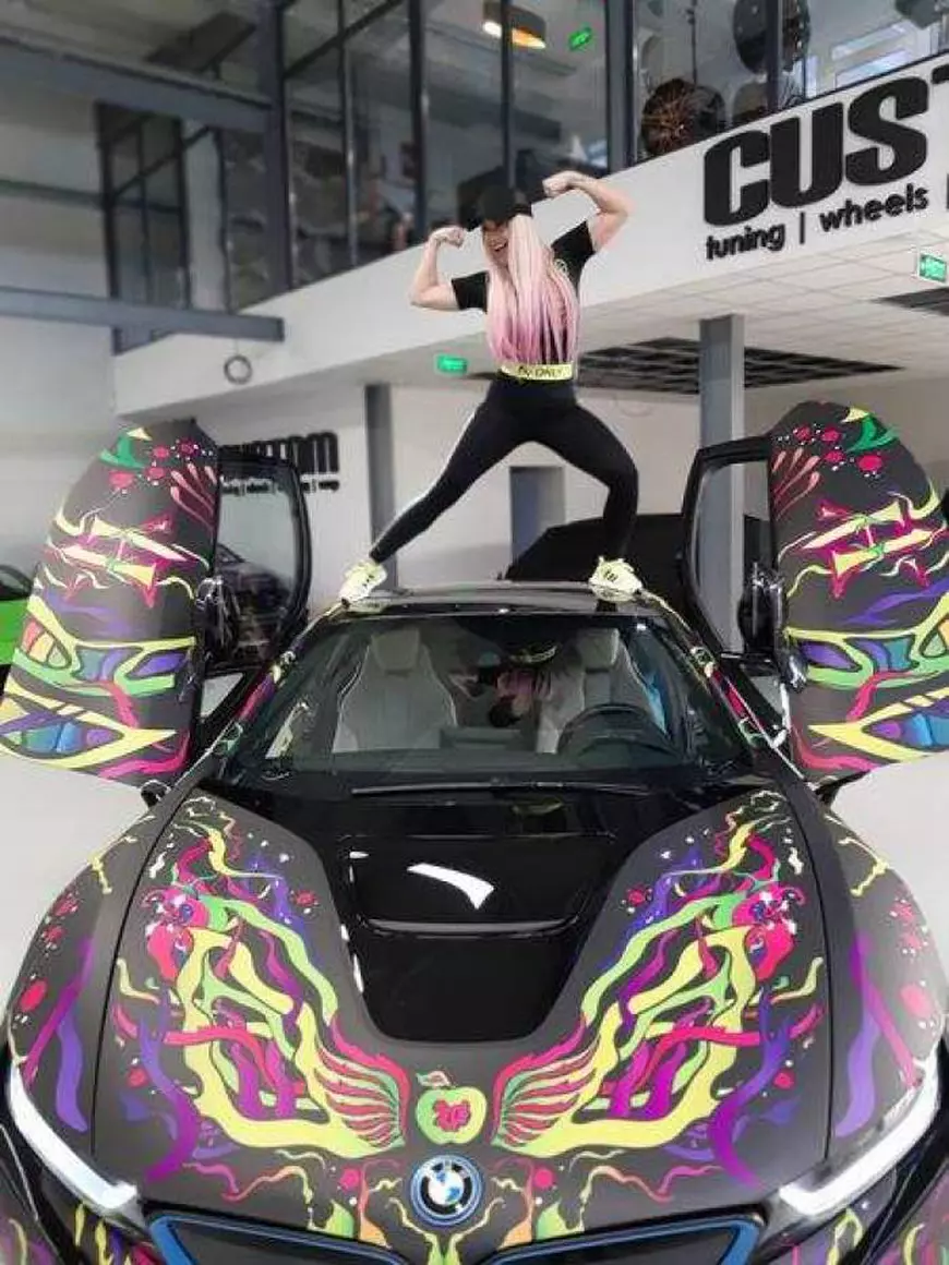 Anda Adam le-a arătat tuturor bolidul de lux pe care îl conduce. A scos din buzunar aproximativ 150.000 de euro și l-a personalizat după gustul ei