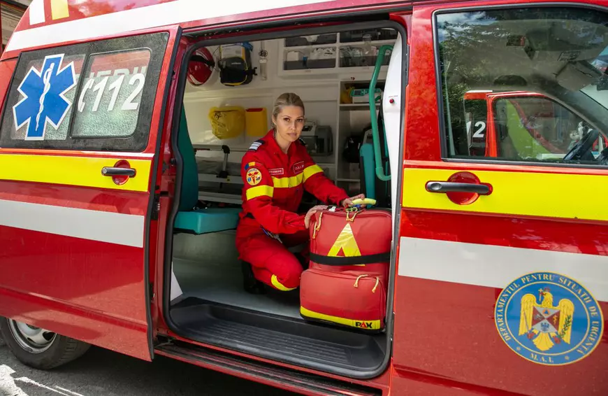 Făcându-i vizibili. Cum și-au petrecut ultimele trei luni oamenii care au ajutat societatea să funcționeze în pandemie: profesori, curieri, paramedici, poștași (I)