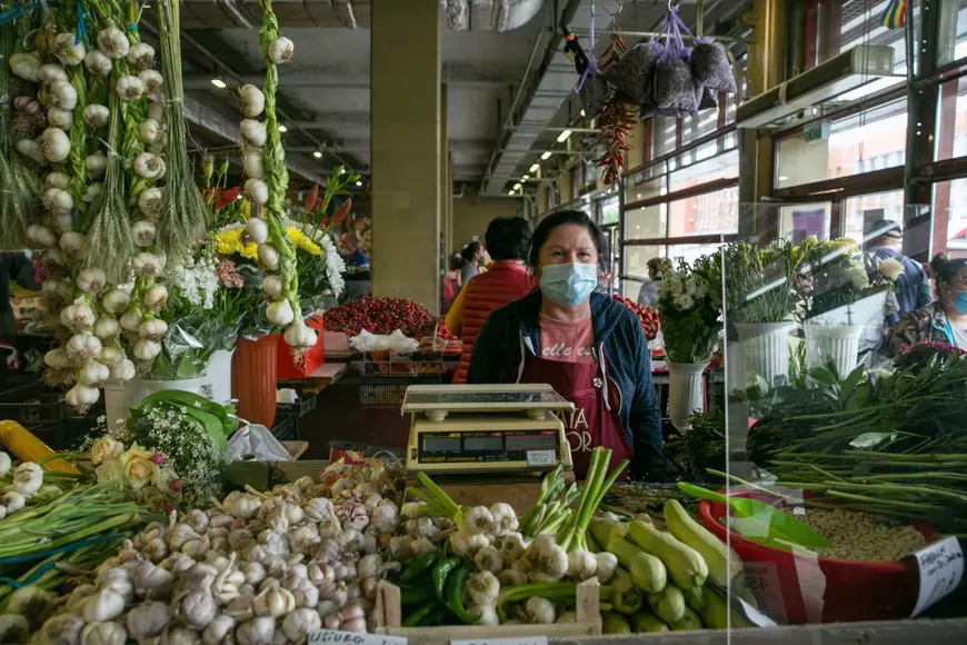 Elena Mihăilă vinde usturoi și flori în Piața Obor