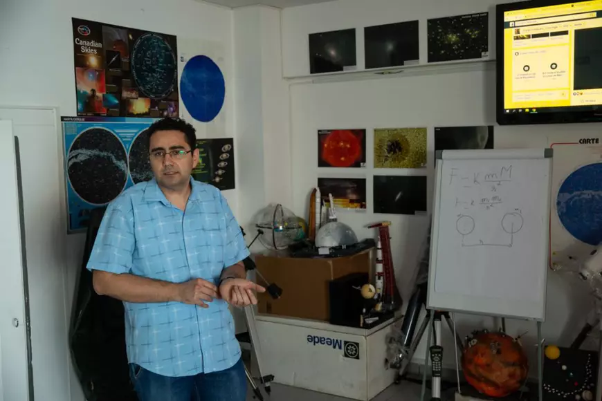 Tânărul astronom Ciprian Vîntdevară a dat unei stele numele Bârladului și îi învaţă pe copii să privească cerul: “Măcar au văzut că mai este ceva dincolo de satul lor”
