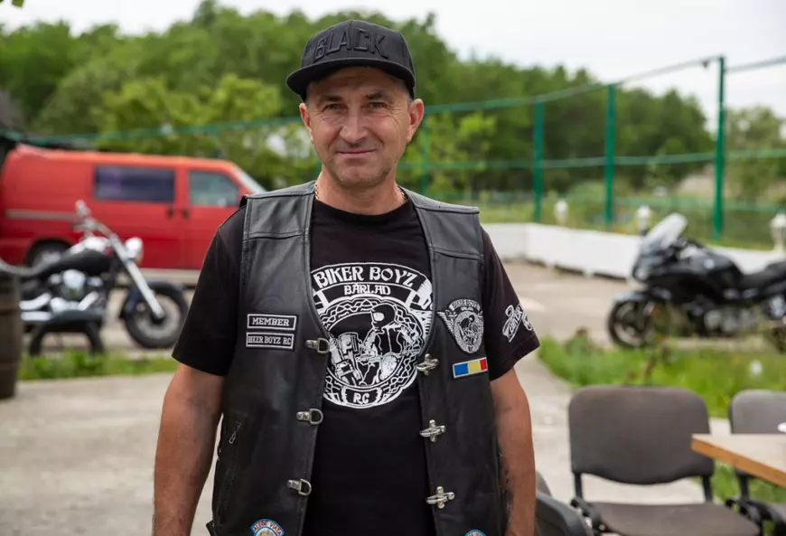 Clubul de bikeri din Bârlad a devenit bucătărie de campanie. În pandemie, rockerii au lăsat motoarele și s-au apucat de gătit pentru săraci