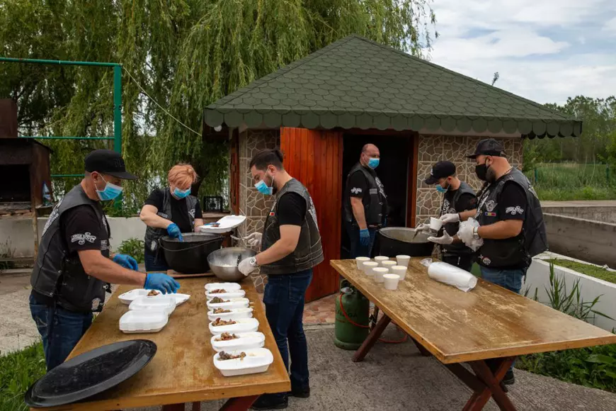 Clubul de bikeri din Bârlad a devenit bucătărie de campanie. În pandemie, rockerii au lăsat motoarele și s-au apucat de gătit pentru săraci