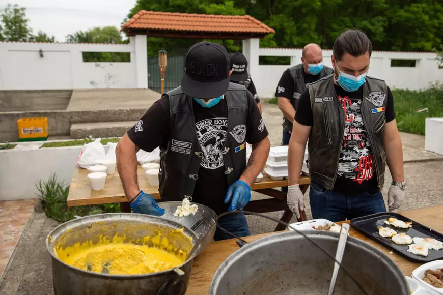 Clubul de bikeri din Bârlad a devenit bucătărie de campanie. În pandemie, rockerii au lăsat motoarele și s-au apucat de gătit pentru săraci