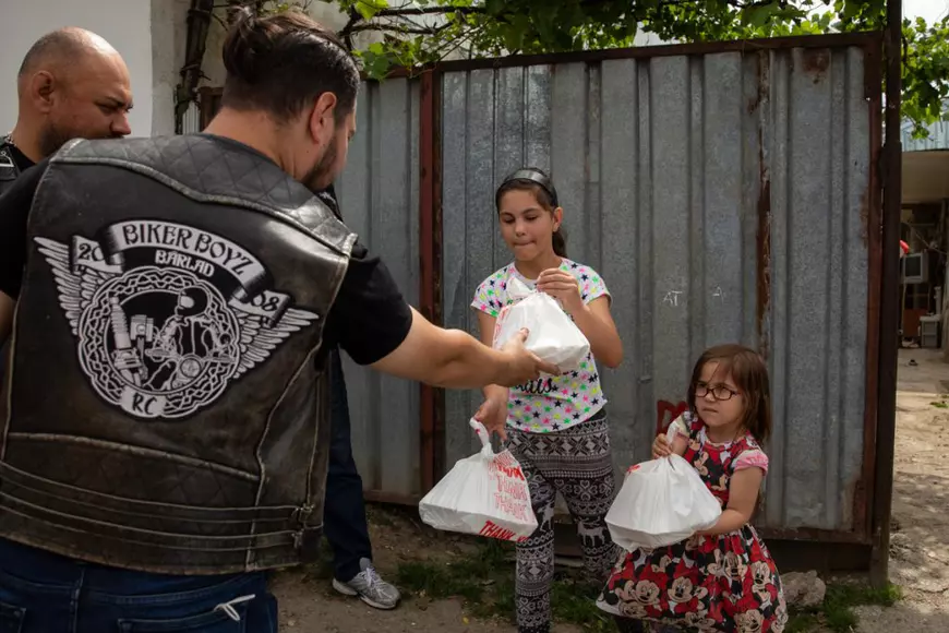 Clubul de bikeri din Bârlad a devenit bucătărie de campanie. În pandemie, rockerii au lăsat motoarele și s-au apucat de gătit pentru săraci