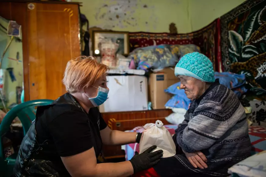 Clubul de bikeri din Bârlad a devenit bucătărie de campanie. În pandemie, rockerii au lăsat motoarele și s-au apucat de gătit pentru săraci