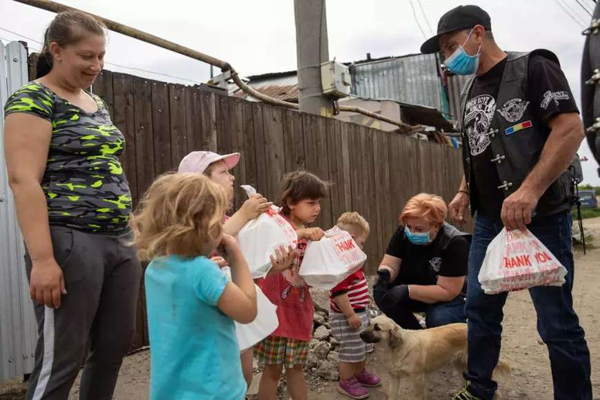Clubul de bikeri din Bârlad a devenit bucătărie de campanie. În pandemie, rockerii au lăsat motoarele și s-au apucat de gătit pentru săraci