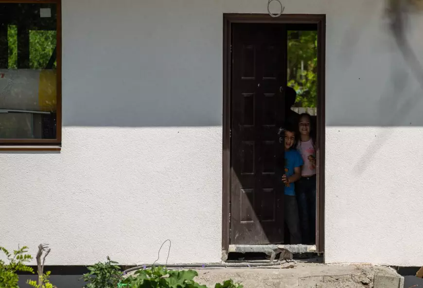 Copiii sunt nerăbdători să se mute în casa cea nouă