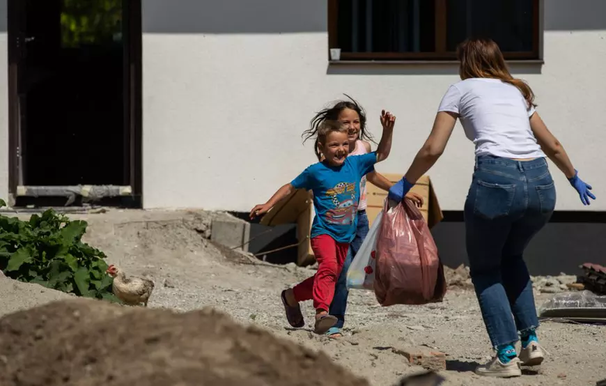 Copiii Alexandrei se bucură de fiecare vizită a lui Eli