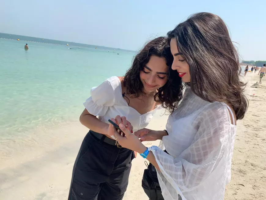 O româncă și-a găsit sosia perfectă în Dubai. Seamănă atât de bine, încât sunt confundate și de apropiați: „Mamă, nu-ți recunoști propria fiică?”