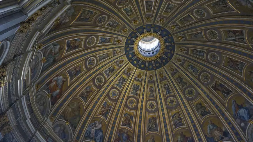 Interior al Bazilicii Sf. Petru și al cupolei mari, Roma Italia