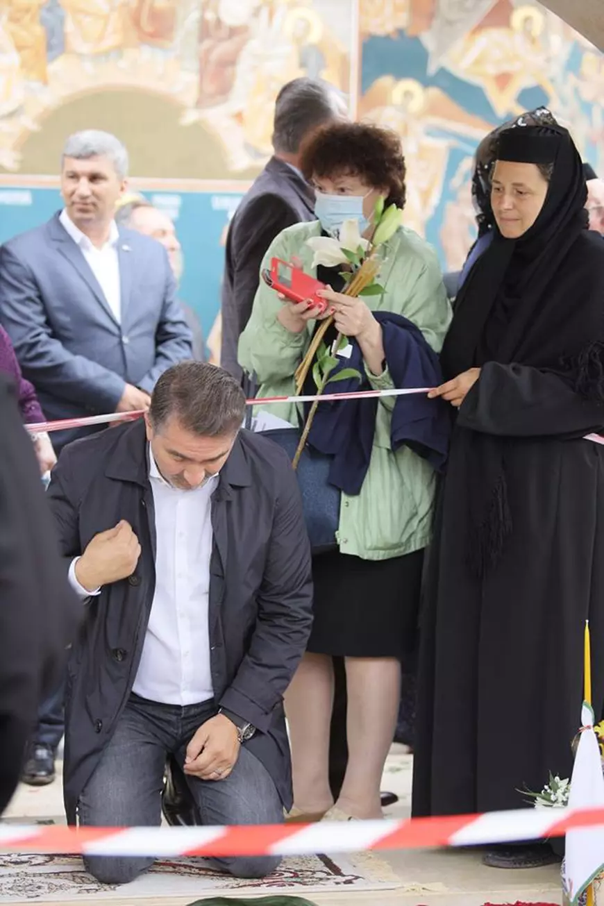 Slujbă cu peste 1.500 de pelerini la o mănăstire din Neamţ. Prefectul a asistat la procesiune, dar a ignorat regulile de distanțare