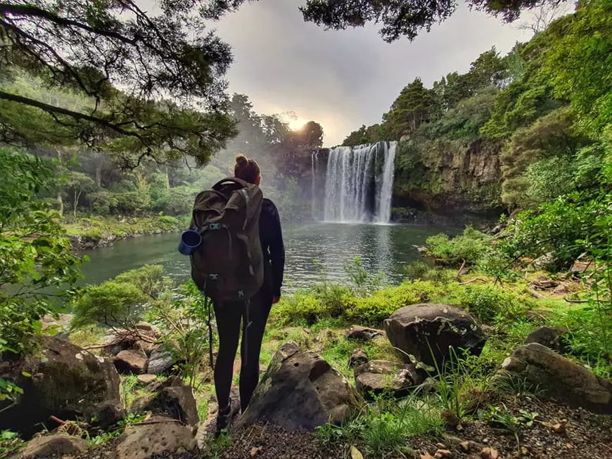 3.000 de kilometri prin deșert, junglă și plaje pustii. Doi români, blocați de pandemie în Noua Zeelandă, au decis să traverseze țara de la un capăt la altul