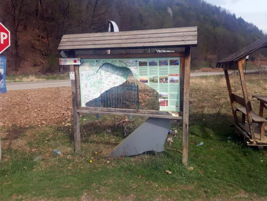 Lupta cu morile de vânt. Salvamontiștii refac singuri, în locul primăriilor, marcajele montane, pe care turiștii le vandalizează apoi. Stâlpii sunt furați de localnici și vânduți la fier vechi