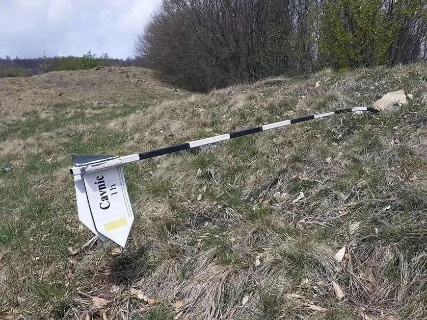 Lupta cu morile de vânt. Salvamontiștii refac singuri, în locul primăriilor, marcajele montane, pe care turiștii le vandalizează apoi. Stâlpii sunt furați de localnici și vânduți la fier vechi