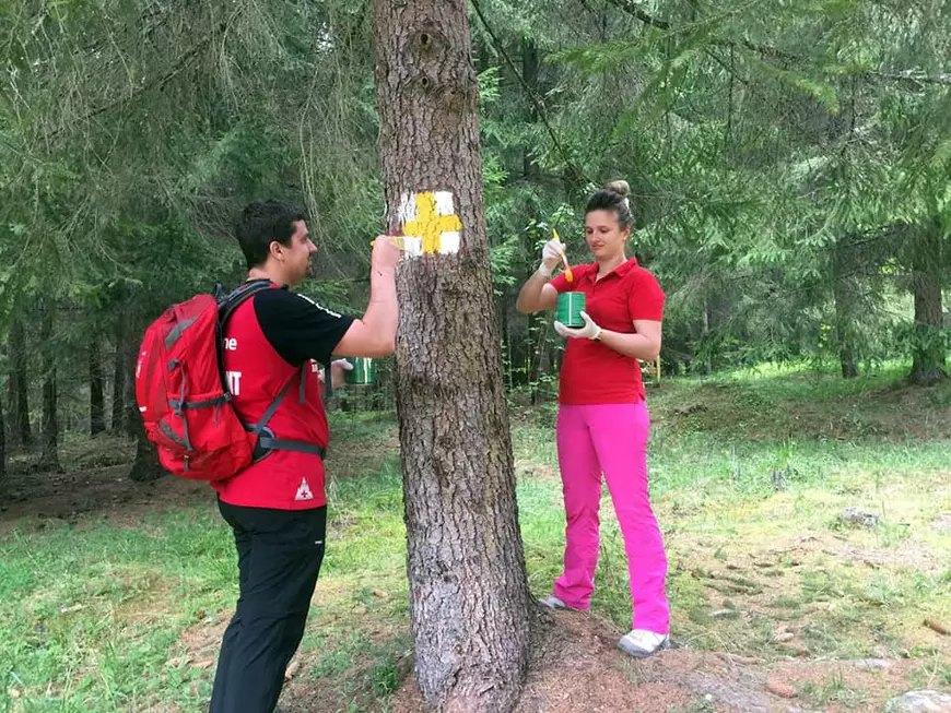 Lupta cu morile de vânt. Salvamontiștii refac singuri, în locul primăriilor, marcajele montane, pe care turiștii le vandalizează apoi. Stâlpii sunt furați de localnici și vânduți la fier vechi