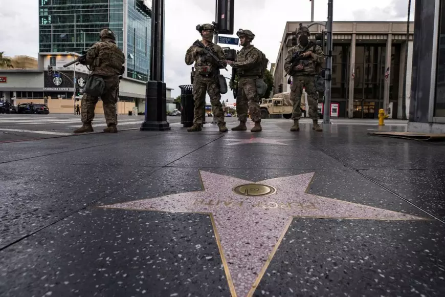 Militarii din garda Națională, pe Walk of Fame în Hollywood FOTO: EPA