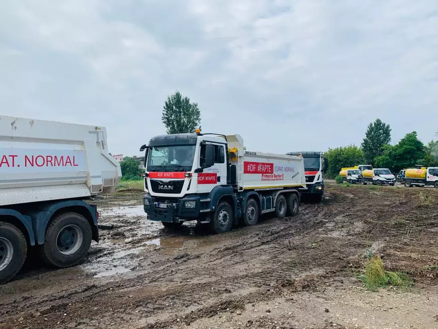 Mașinile Primăriei Sectorului 5 au claxonat pe toata durata conferinței de presă. Foto: Echipa de comunicare a PNL