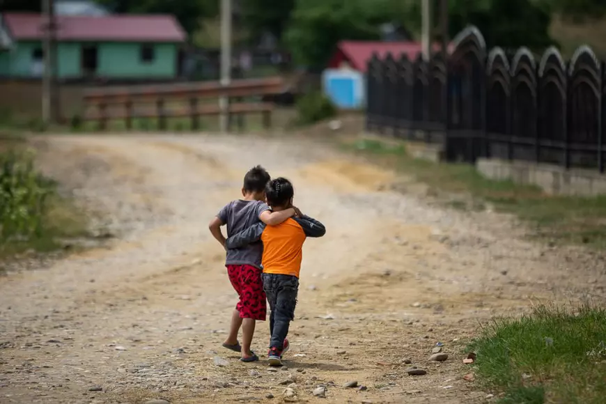 În Murgeni, jandarmii vin şi pleacă, bulibaşa rămâne. Statul român face paradă de forţă într-un oraş pe care l-a abandonat în toate celelalte privinţe