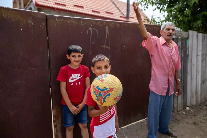 În Murgeni, jandarmii vin şi pleacă, bulibaşa rămâne. Statul român face paradă de forţă într-un oraş pe care l-a abandonat în toate celelalte privinţe