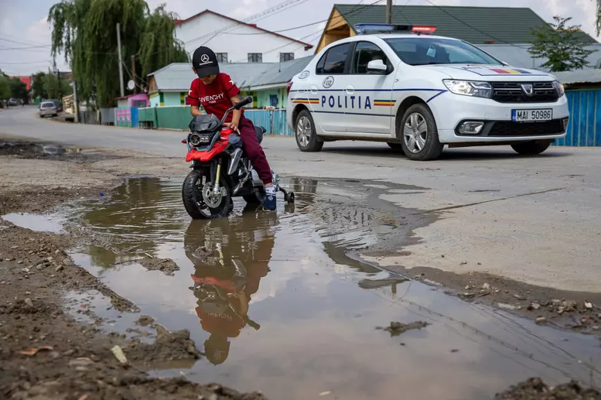 În Murgeni, jandarmii vin şi pleacă, bulibaşa rămâne. Statul român face paradă de forţă într-un oraş pe care l-a abandonat în toate celelalte privinţe