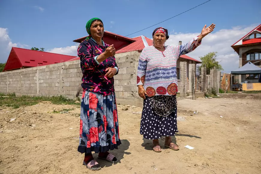 În Murgeni, jandarmii vin şi pleacă, bulibaşa rămâne. Statul român face paradă de forţă într-un oraş pe care l-a abandonat în toate celelalte privinţe