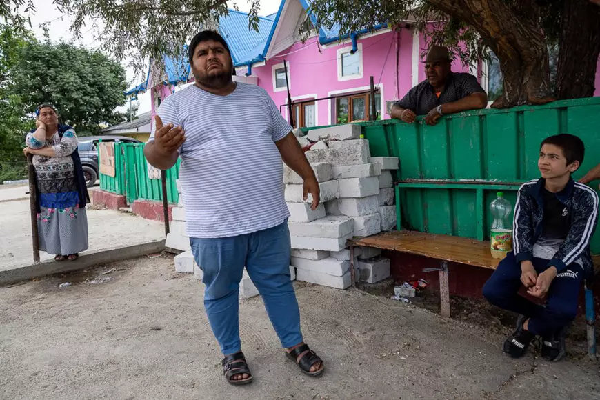 În Murgeni, jandarmii vin şi pleacă, bulibaşa rămâne. Statul român face paradă de forţă într-un oraş pe care l-a abandonat în toate celelalte privinţe