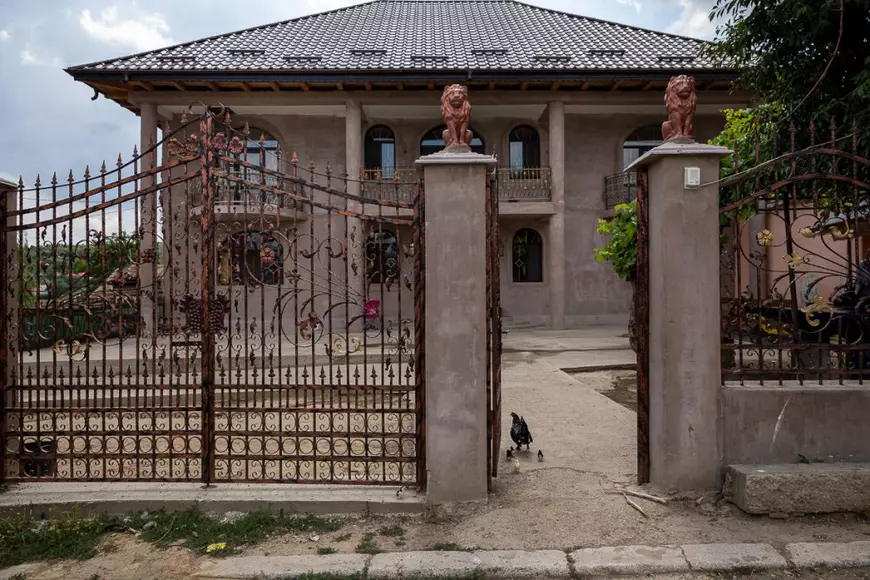 În Murgeni, jandarmii vin şi pleacă, bulibaşa rămâne. Statul român face paradă de forţă într-un oraş pe care l-a abandonat în toate celelalte privinţe