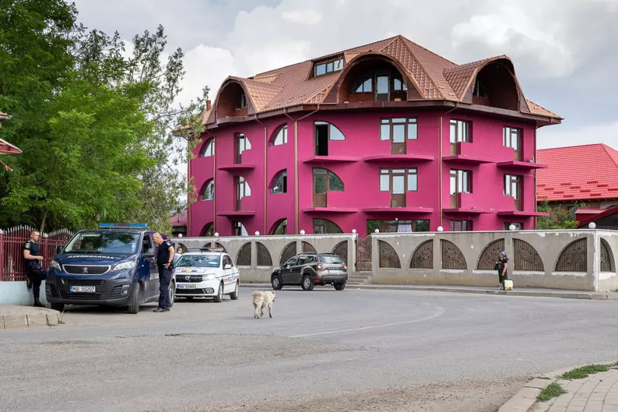 În Murgeni, jandarmii vin şi pleacă, bulibaşa rămâne. Statul român face paradă de forţă într-un oraş pe care l-a abandonat în toate celelalte privinţe