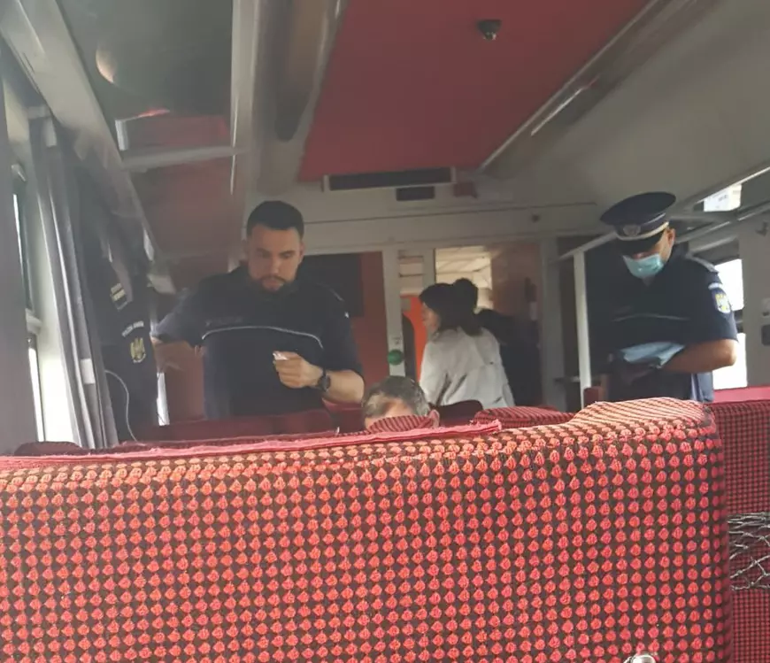 Cum încalcă un polițist legea: fără mască de protecție, într-o călătorie de două ore cu trenul
