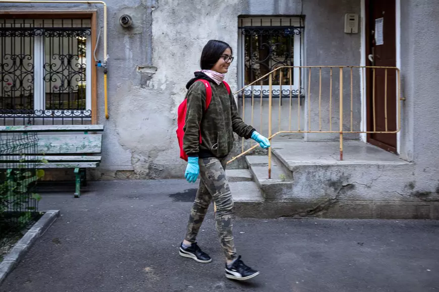 Cum a trăit o adolescentă de la sat redeschiderea școlii: “Mama muncește în Germania pentru mine și vreau să o fac mândră”