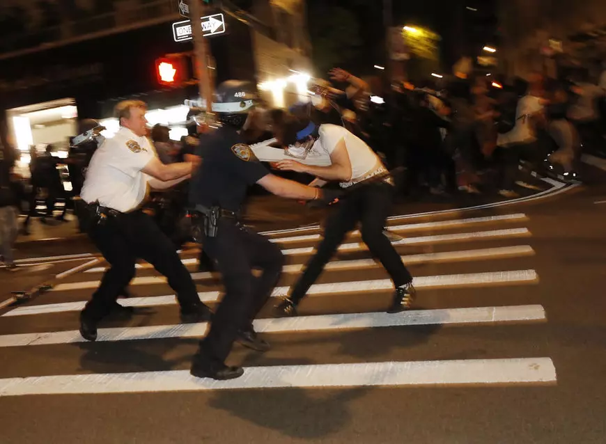 Fiica primarului New York-ului a fost arestată în timpul unui protest. Făcea parte dintr-un grup care arunca în poliţişti cu obiecte