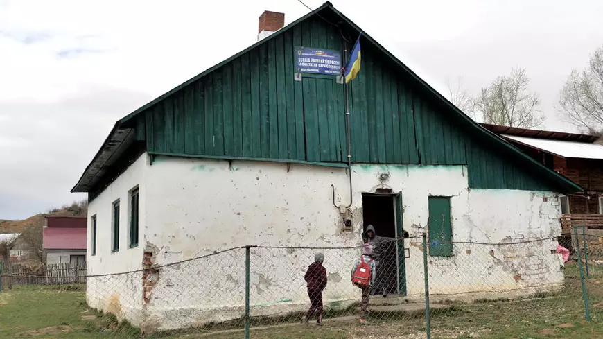 Ca să facă legale 20% dintre școli, care nu au condiții, ministrul Tătaru schimbă normele și permite fosele septice în care mor copiii!