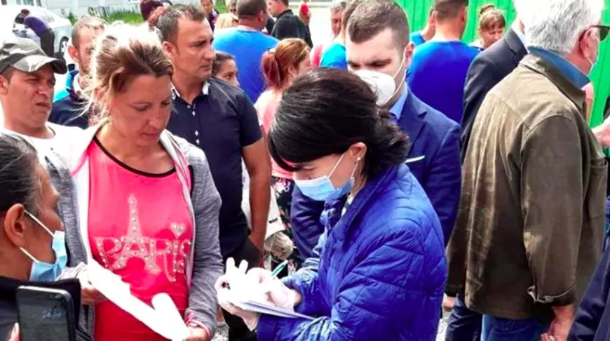 Întoarsă acasă, după problemele de la o fermă de căpșuni din Germania, o femeie are o întrebare pentru ministrul muncii: “Cine mă mai angajează pe mine, la 56 de ani?”